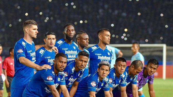 Teja Paku Alam dan skuat Persib Bandung di Shopee Liga 1 2020. (foto: https://www.instagram.com/tejapakualaam)