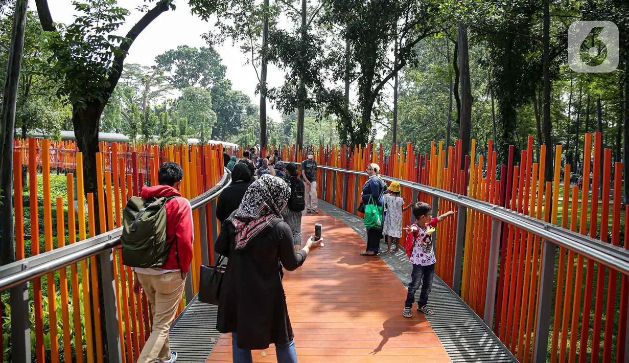 <p>Pengunjung melintasi jembatan di Tebet Eco Park, Jakarta, Selasa (10/5/2022). Warga memanfaatkan libur dengan bermain dan berolahraga di taman terbuka setelah pemerintah memperpanjang masa liburan sekolah hingga tanggal 11 Mei 2022. (Liputan6.com/Faizal Fanani)</p>