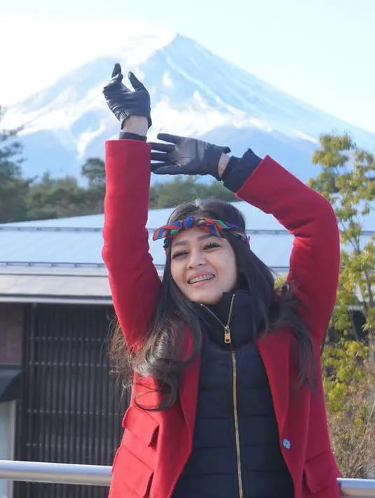 "Jadi ya tahun 2017 ini begitu lengkap. Apalagi adik aku udah mau lulus sekolahnya," tukas Gracia Indri. (Instagram/graciaz14)