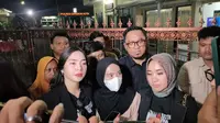 Linda didampingi tim Hotman 911 usai memberi keterangan dalam agenda pemeriksaan terkait pembunuhan Eky dan Vina Cirebon. Foto (Liputan6.com / Panji