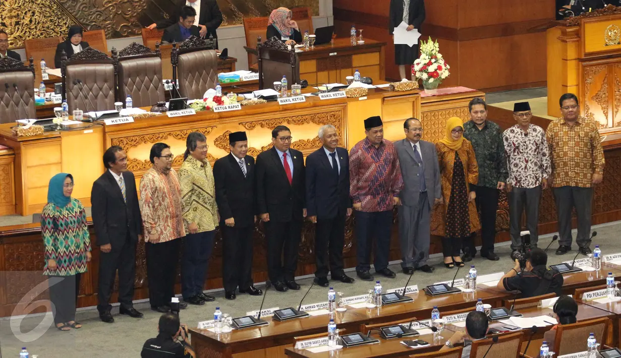 Pimpinan DPR RI berfoto bersama 9 Calon Anggota Ombudsman RI, Jakarta, Selasa (2/2/2016). Rapat paripurna yang dipimpin Fadli Zon tanpa ada interupsi langsung menyetujui dan menerima 9 anggota Ombudsman yang terpilih. (Liputan6.com/Johan Tallo)