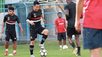 Gelandang asal Jepang, Shodai Nishikawa saat berlatih bersama Madura United di Stadion Gelora Bangkalan, Bangkalan, Kamis (2/5/2019). (Bola.com/Adtya Wany)
