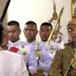 Maha Vajiralongkorn ketika dinobatkan sebagai Raja Thailand dengan gelar Rama X dari Dinasti Chakri di Istana Negara, Bangkok, Sabtu (4/5/2019). Sang raja baru Thailand ini tampak mengenakan mahkota berlapis emas seberat tujuh kilogram lebih. (Photo by Thai TV Pool /Thai Tv Pool/AFP)