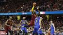 Aksi LeBron James (23)  mencetak poi melewati hadangan para pemain Warriors pada laga NBA di Quicken Loans Arena, (25/12/2016). Cleveland menang 109-108. (Reuters/Brian Spurlock-USA TODAY Sports)