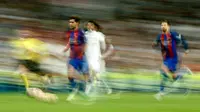 Gelandang Barcelona, Sergi Roberto berusaha membawa bola dari kejaran  bek Real Madrid, Marcelo dalam el clasico La Liga Spanyol di Stadion Santiago Bernabeu, Madrid, (24/4). Barcelona menang atas  Real Madrid dengan skor 3-2. (AFP Photo / Oscar Del Pozo)