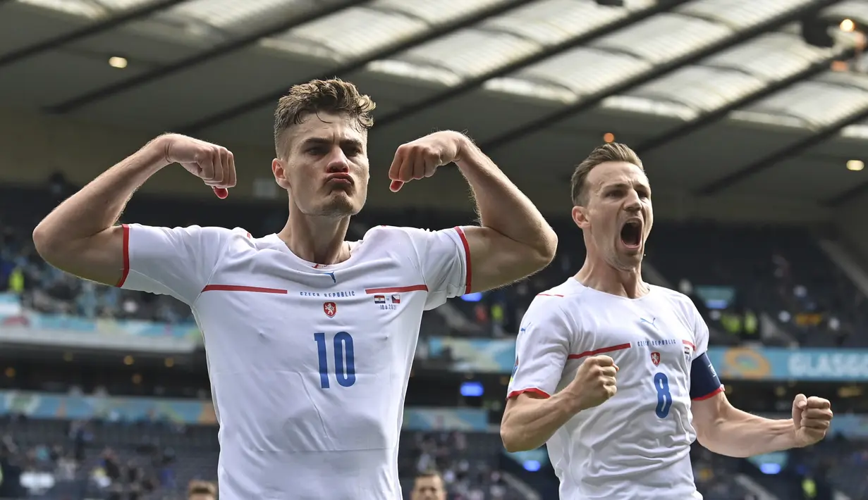 Gelandang Republik Ceko, Patrik Schick (kiri) melakukan selebrasi usai mencetak gol lewat penalti ke gawang Kroasia pada pertandingan grup D Euro 2020 di stadion Hampden Park di Glasgow, Jumat (18/6/2021). Kroasia belum beranjak dari posisi ketiga dengan satu poin. (Paul Ellis, Pool via AP)