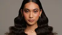 7 Model Rambut Wanita Panjang Keriting Gantung, Bikin Penampilan Menawan