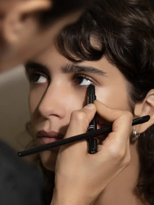 Nuansa makeup netral namun vibrant menjadi hal yang bisa di-highlight. Rona kecokelatan menghadirkan total look yang tampak hangat. [Foto: Chanel.dok]