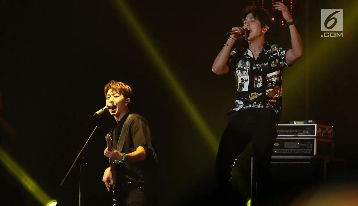  Penampilan vokalis pop rock asal Korea Selatan, CNBLUE Jung Yong Hwa dan bassis Lee Jung Shin saat konser bertajuk Between Us di Indonesia Convention Exhibition (ICE) BSD, Tangerang Selatan, Sabtu (15/7). (Liputan6.com/Herman Zakharia)