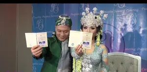 Perbedaan usia 19 tahun dan status Iwak K sebagai duda satu anak, tak membuat WIkan berpikir dua kali menjatuhkan pilihan. Apa yang membuat Wikan luluh?