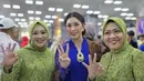 Aliya Rajasa mengenakan kebaya kutubaru brukat biru dengan kain batik berwarna berwarna gelap [@ruby_26]