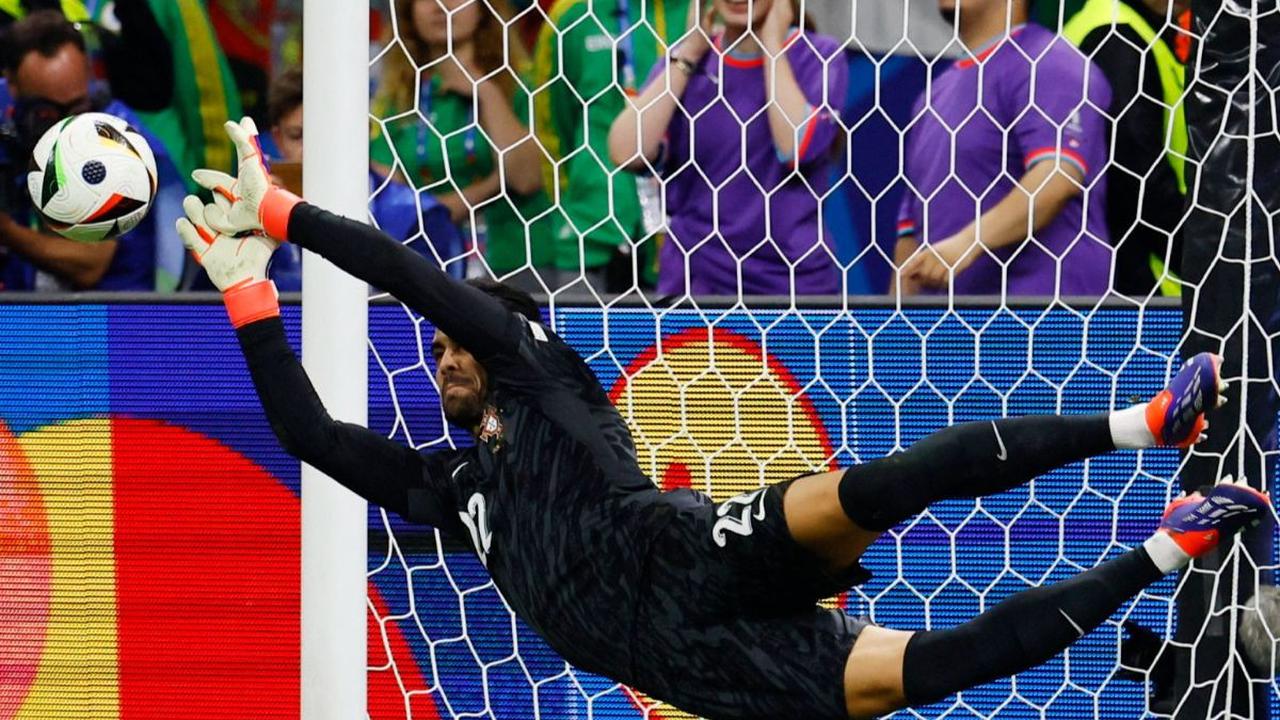 Aksi heroik kiper Portugal, Diogo Costa saat menggagalkan tendangan penalti pemain Slovenia dalam babak 16 besar Euro 2024 di Stadion Frankfurt Arena, Frankfurt, Jerman, pada Selasa (2/7/2024). Portugal berhasil mengamankan tiket perempat final Euro 2024 