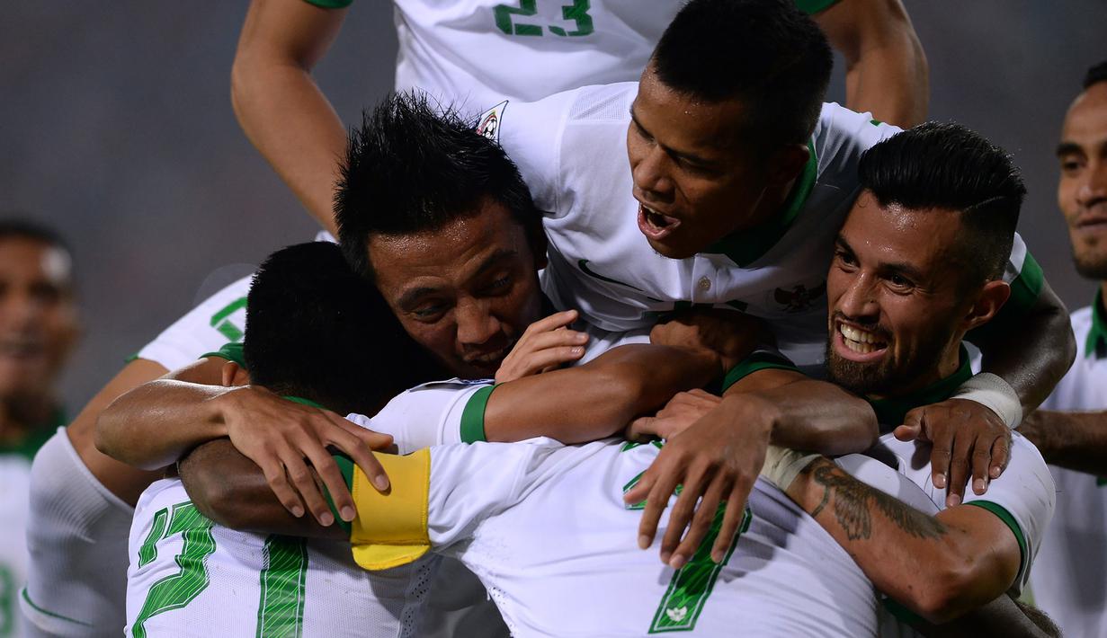 Pemain Timnas Indonesia, Stefano Lilipaly (kedua kanan) bersama rekan setimnya berpelukan setelah memastikan tiket final Piala AFF 2016 usai menahan imbang 2-2 Vietnam pada leg kedua semifinal di Stadion Nasional My Dinh, Rabu (7/12). (HOANG DINH NAM/AFP)