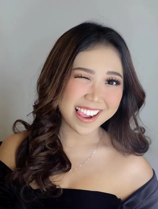 Tak sedikit netizen dan rekan artis yang dibuat pangling olehnya. Bahkan ada yang menyebut Kiky mirip dengan Megan Fox saat pakai riasan wajah tebal. (Liputan6.com/IG/@kikysaputrii)