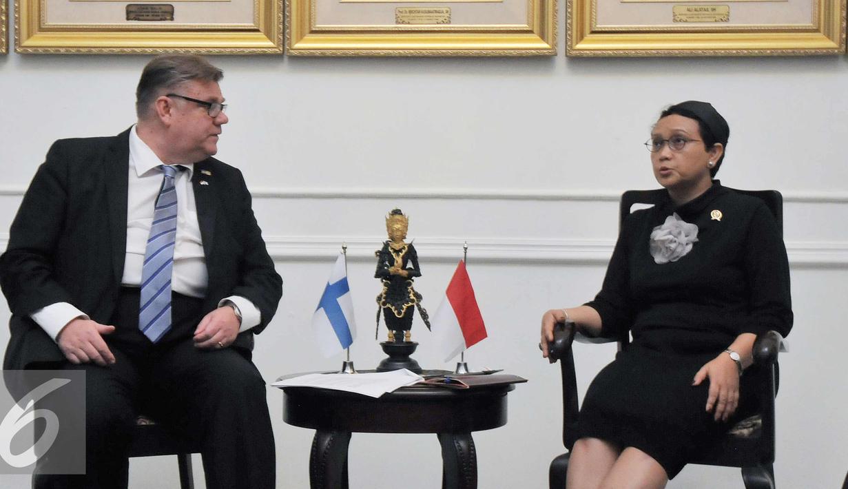 Menlu RI, Retno Marsudi (kanan) berbincang dengan Menlu Finlandia, Timo Soini di Gedung Pancasila, Jakarta, Senin (2/11/2015). Pertemuan membahas rencana kedatangan Presiden Finlandia ke Indonesia. (Liputan6.com/Helmi Fithriansyah)