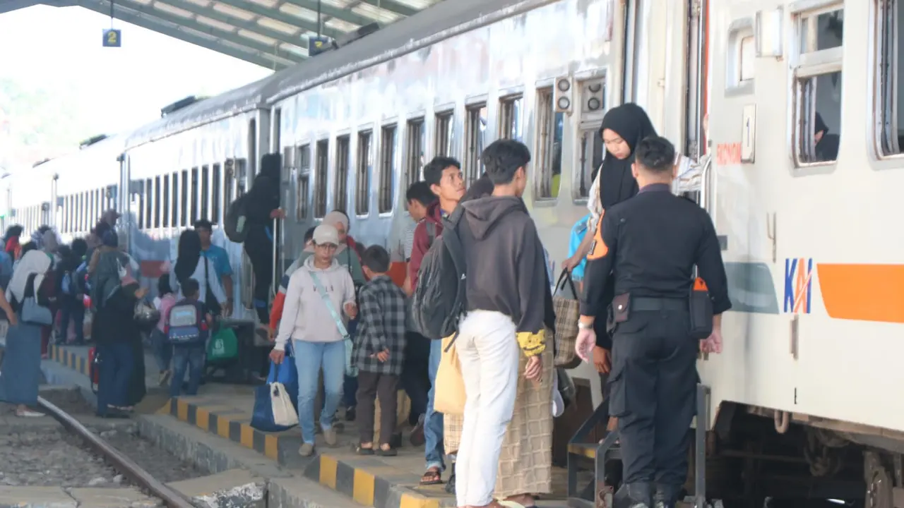 Penumpang kereta api bersiap naik ke dalam kereta di Staisun Jember (Istimewa)