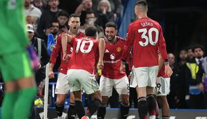 Bruno Fernandes merayakan gol Matheus Cunha di laga Chelsea vs Manchester United di pekan ke-33 Liga Inggris 2025/2026 di Stamford Bridge, Minggu (19/04/2026) dini hari WIB. (AP Photo/Kirsty Wigglesworth)