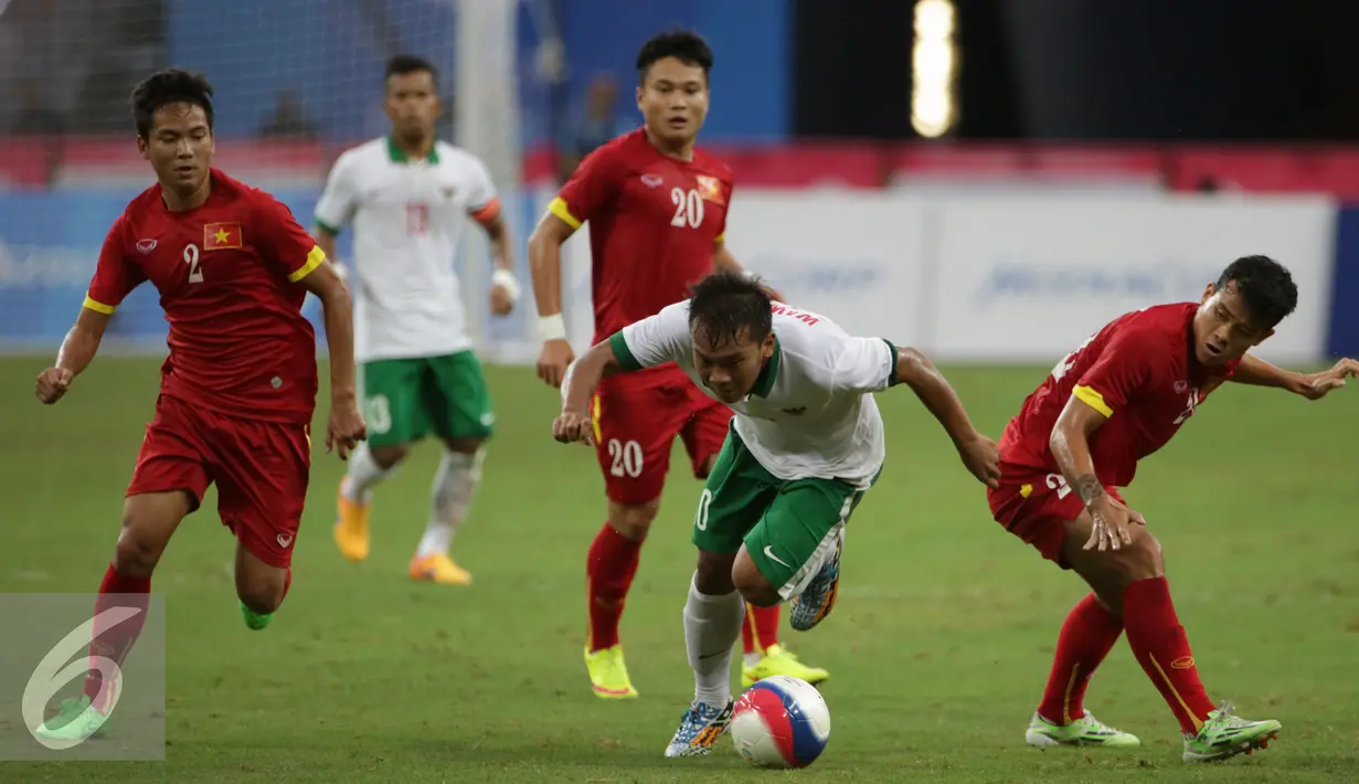 Pemain timnas Indonesia U-23, Wawan Pebriyanto (kedua kanan) berusaha menembus pertahanan Vietnam di laga perebutan tempat ketiga Sepak Bola SEA Games 2015 di National Stadium Singapura (15/6/2015). Indonesia kalah 0-5. (Liputan6.com/Helmi Fithriansyah)