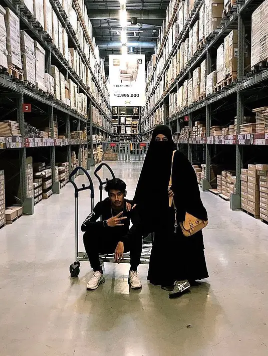 "Pak saya ummi pipik!! Dan baru akhirnya mereka bilang "ooo maaf ummi maaf ummi... silahkan ummi.." lanjut Umi Pipik. "Dah gak mau dikenal org tp terpaksa krn terintimidasi," tutup Umi. (instagram/abidzar79)