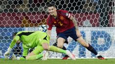 Pemain Spanyol, Oihan Sancet melakukan selebrasi setelah mencetak gol kedua timnya ke gawang Skotlandia pada laga Grup A Kualifikasi Euro 2024 di La Cartuja Stadium, Sevilla, Spanyol, Jumat (13/10/2023) dini hari WIB. Spanyol berhasil menang dengan skor 2-0. (AP Photo/Jose Breton)