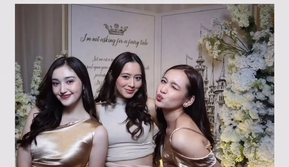 Begitupun dengan Ranty Maria yang didapuk menjadi bridesmaid. Ia memilih mengenakan gaun panjang model one shoulder dengan warna gold. [@rantymaria]
