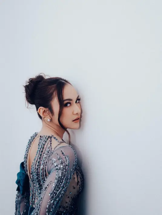 Kali ini, Mahalini tampil cantik dengan gaun berwarna biru navy. Gaun ini memiliki detail semi transparan dengan banyak payet. Foto: Instagram.