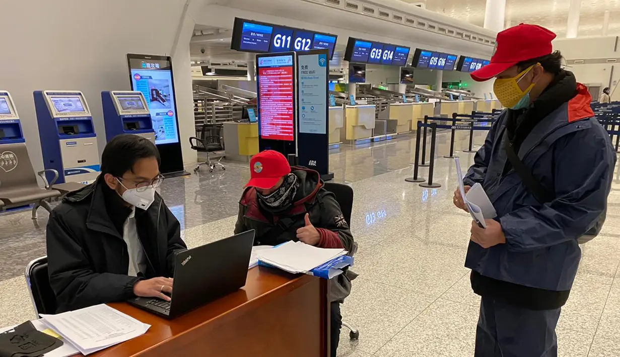 Tim gabungan dari KBRI Beijing melakukan pendataan nama-nama WNI yang hendak dievakuasi di Bandara Internasional Tianhe, Wuhan, Hubei, China, Sabtu, (1/2/2020). Setibanya di Batam, ratusan WNI itu akan segera dievakuasi dan diobservasi di Natuna. (foto:Duta Besar RI di Beijing)