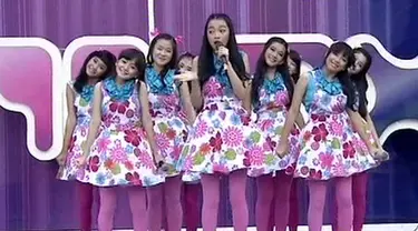 Teenebelle membawakan lagu Tersenyumlah dalam acara inBox SCTV (05/07/2014). 