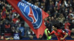 Edinson Cavani merayakan gol keduanya ke gawang Bastia (LOIC VENANCE / AFP)