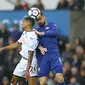 Pemain Chelsea, Olivier Giroud, tengah berduel memperebutkan bola dengan pemain Swansea City, Kyle Naughton, pada lanjutan Premier League, Minggu (29/4/2018) dini hari WIB. (David Davies/PA via AP)