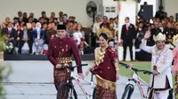 Menang lomba kostum terbaik, AHY dan Annisa Pohan maju ke lapangan dan mendapat hadiah sepeda dari Presiden Jokowi. RI-1 lantas menyelamati mereka. (Foto: Dok. Instagram @agusyudhoyono)