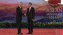 Presiden Indonesia Joko Widodo atau Jokowi (kanan)  menyapa Perdana Menteri Singapura Lee Hsien Loong dalam Konferensi Tingkat Tinggi (KTT) Ke-42 ASEAN di Labuan Bajo, Nusa Tenggara Timur, Rabu (10/5/2023). (Willy Kurniawan/Pool Photo via AP)