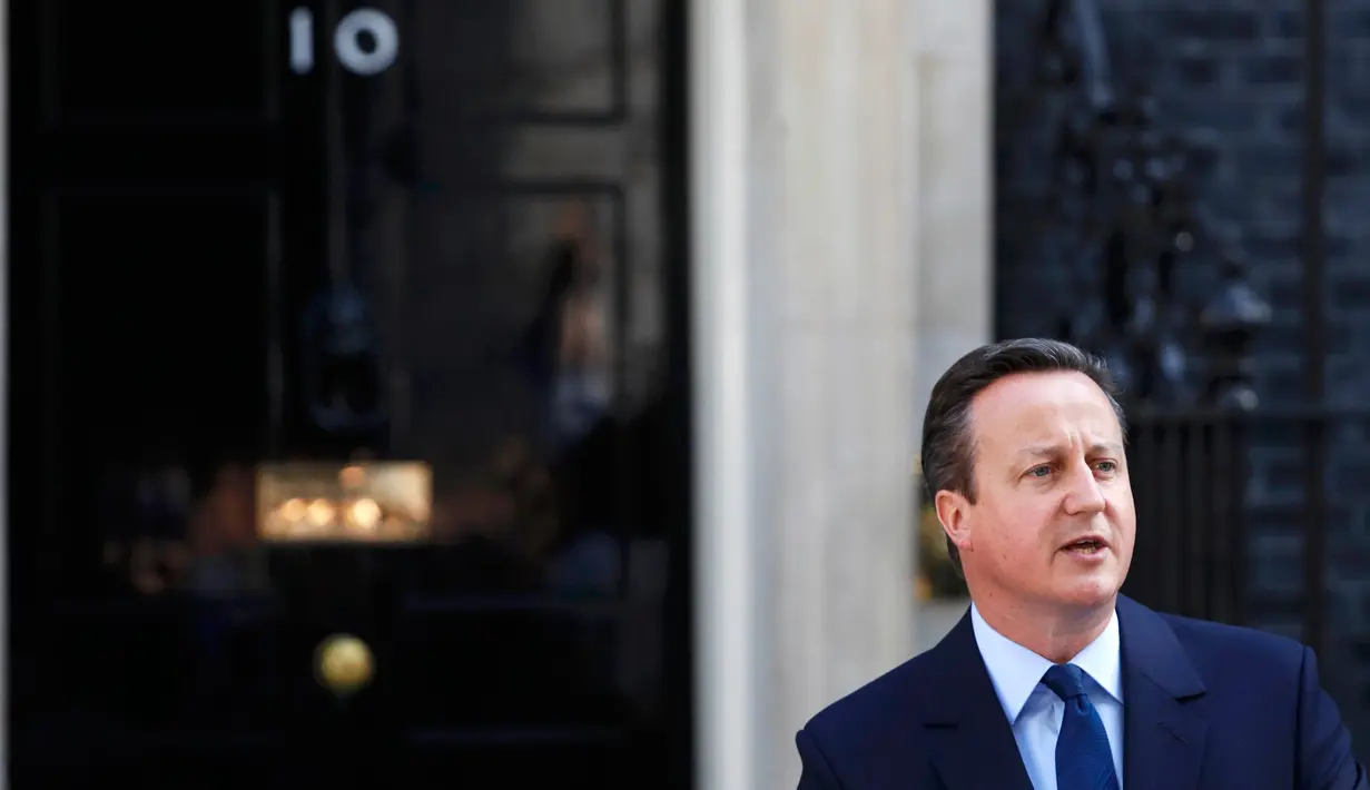 PM Inggris David Cameron memberikan pernyataan di 10 Downing Street, London, Jumat (24/6). Usai Inggris resmi memilih untuk keluar dari Uni Eropa (Brexit), David Cameron mengumumkan akan mengundurkan diri pada Oktober mendatang. (REUTERS/Stefan Wermuth)