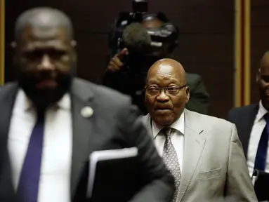 Mantan Presiden Afrika Selatan Jacob Zuma tiba menghadiri persidangan kasus korupsi di Pengadilan Tinggi di Pietermaritzburg (23/5/2019). Zuma (77) dituduh menerima suap dari perusahaan pertahanan Prancis Thales selama masa jabatannya. (AFP Photo/Themba Hadebe)