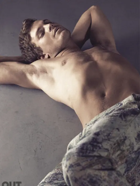 Tampil shirtless, Jamie Dornan bahkan memamerkan otot kekar dan perut six-pack sang aktor. (Via Eonline.com/sry)