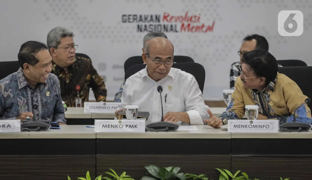 (ki-ka) Menpora Zainudin Amali, Menko PMK Muhadjir Effendy, Menkominfo  John G Plate, Ketum KONI Marciano Nurman saat hadir dalam rapat koordinasi tingkat menteri di Kantor Kemenkom PMK, Jakarta, Kamis (5/2/2020). (Liputan6.com/Faizal Fanani)