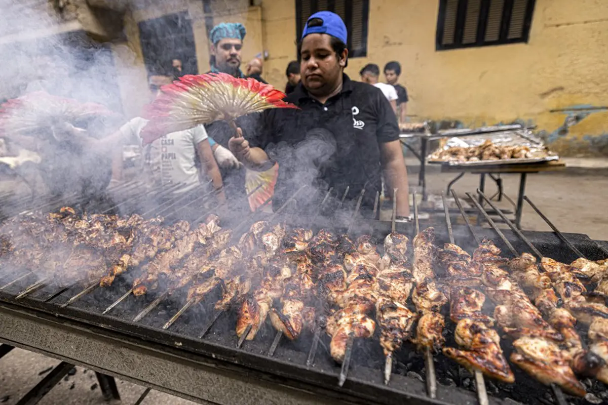 FOTO: Jamuan Buka Puasa Ramadhan Massal di Mesir