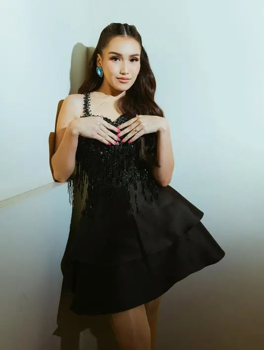 Ayu Ting Ting tampil bak black swan mengenakan dress warna hitam rancangan desainer @askyfebrianti. Mini dress tersebut hadir dengan detail payetan yang mewah di panel bagian depan, dan rok mini tiered yang bisa dilepas pasang. [@ayutingting92]