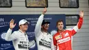 Rekan setim Hamilton di Mercedes GP, Nico Rosberg (kiri) harus puas meraih podium kedua. (AFP PHOTO/GOH CHAI HIN)