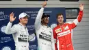Rekan setim Hamilton di Mercedes GP, Nico Rosberg (kiri) harus puas meraih podium kedua. (AFP PHOTO/GOH CHAI HIN)