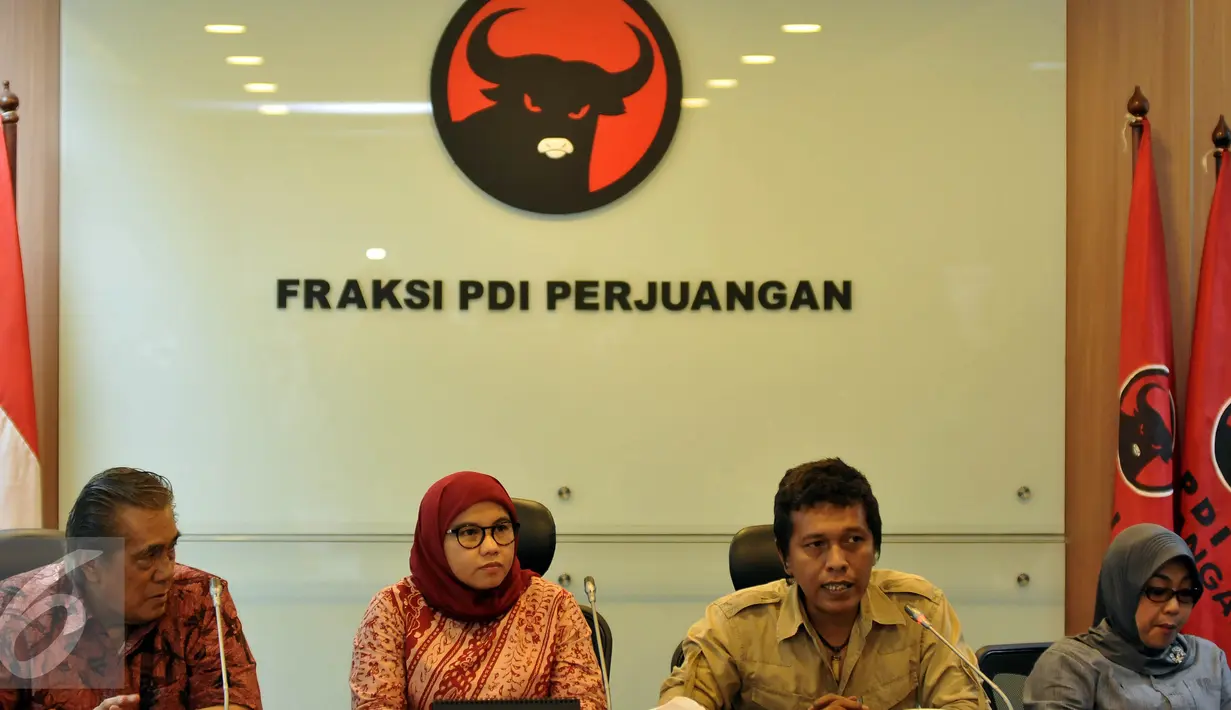 Anggota DPR Fraksi PDIP Nazaruddin Kiemas bersama Diah Pitaloka, Adian Napitupulu, dan Sadar Restuwati saat memberikan keterangan pers terkait sistem transportasi berbasis online di Gedung DPR, Jakarta, Rabu (23/3/2016). (Liputan6.com/Johan Tallo)