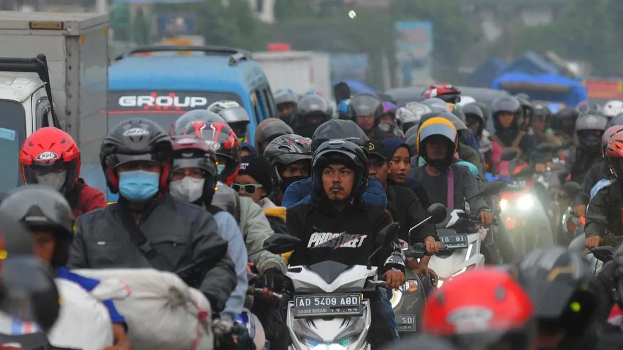 Seperti cerita Ihsan (55), yang nekat mudik menempuh jarak 550 Km bersama sang putri. Waktu tempuhnya kurang lebih capai 20 jam dari Musi Banyuasin ke Bengkulu.