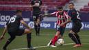 Striker Atletico Madrid, Angel Correa (kedua dari kanan) melewati bek Eibar untuk mencetak gol kedua timnya ke gawang Eibar dalam laga lanjutan Liga Spanyol 2020/2021 pekan ke-31 di Wanda Metropolitano Stadium, Madrid, Minggu (18/4/2021). Atletico menang 5-0 atas Eibar. (AP/Bernat Armangue)