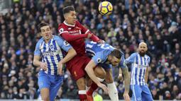 Duel Pemain Liverpool, Roberto Firmino (tengah) dengan dua pemain Brighton pada laga Premier League pekan ke-15 di di American Express Community Stadium, Brighton, (2/12/2017). Liverpool menang telak 5-1. (Gareth Fuller/PA via AP)
