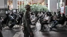Jurnalis duduk antre untuk memverifikasi data sebelum mengikuti vaksinasi Covid-19 di Balai Kota, Jakarta, Senin (29/3/2021). Pemprov DKI Jakarta bekerja sama dengan Dewan Pers menggelar vaksinasi Covid-19 bagi 5.200 awak media. (merdeka.com/Iqbal S. Nugroho)