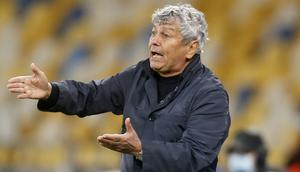 Pelatih Dynamo Kyiv, Mircea Lucescu, memberikan arahan kepada pemainnya saat menghadapi Gent pada laga kedua play-off Liga Champions di Stadion Olimpiade Kiev, Rabu (30/9/2020) dini hari WIB. Dynamo Kyiv menang 3-0 atas Gent. (AP Photo/Efrem Lukatsky)