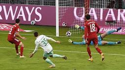 Gelandang Werder Bremen, Maximilian Eggestein (35), mencetak gol ke gawang Bayern Munich dalam laga lanjutan Liga Jerman pekan ke-8 di Allianz Arena, Sabtu (21/11/2020). Bremen mampu menahan imbang Bayern 1-1 (AFP/Lukas Barth/Pool)