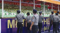 Polisi Myanmar memeriksa narkotika ilegal yang disita ditampilkan sebelum dimusnahkan di pinggiran Yangon, Myanmar, Minggu (26/6/2022). Pemusnahan narkotika tersebut untuk menandai Hari Internasional Menentang Penyalahgunaan Narkoba dan Perdagangan Gelap. (AP Photo/Thein Zaw)