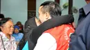 Sejumlah kerabat memeluk Hengki Kawilarang usai menjalani sidang perdana dengan agenda pembacaan dakwaan di PN Jakarta Selatan, Senin (22/6/2015). Hengki diduga telah menggelapkan uang sebesar Rp 1,6 miliar milik Jeng Ana. (Liputan6.com/Panji Diksana)