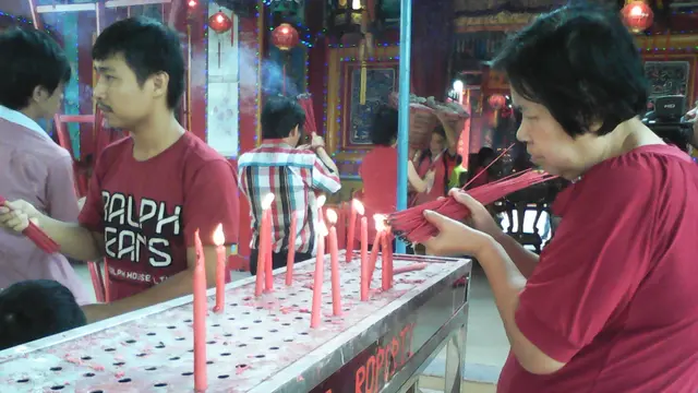 Momen Lepas Burung Imlek yang Dinanti Pengunjung Vihara Palembang
